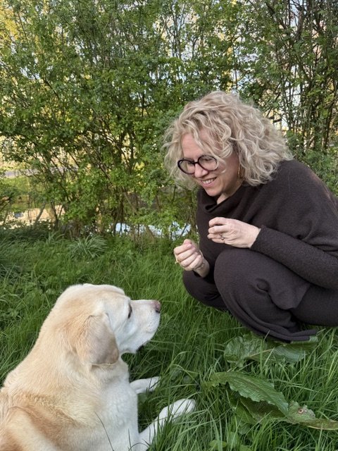 Ruth Bellinkx met hond in de natuur — therapeut Amsterdam