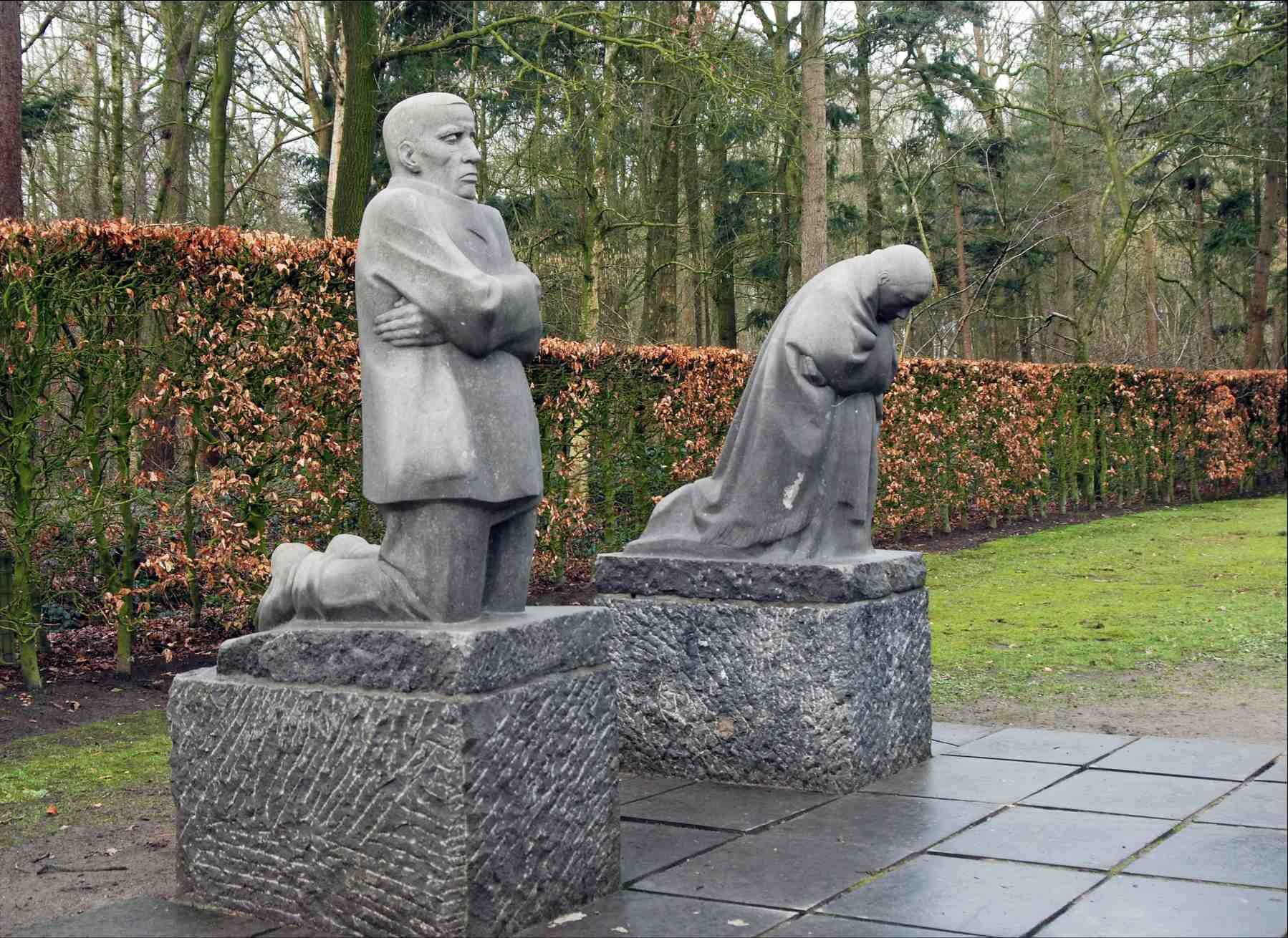Käthe Kollwitz — Trauernde Eltern, beeldhouwwerk dat rouw verbeeldt